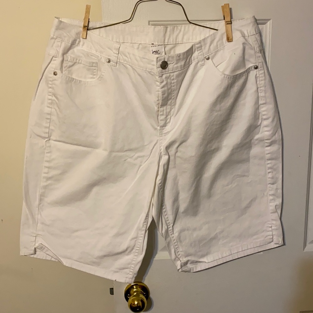 Just My Size. 20W. White knee shorts.